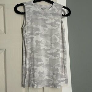 Women’s Nine West Oversized White Army Print Workout Tank Top ~ Size XS
